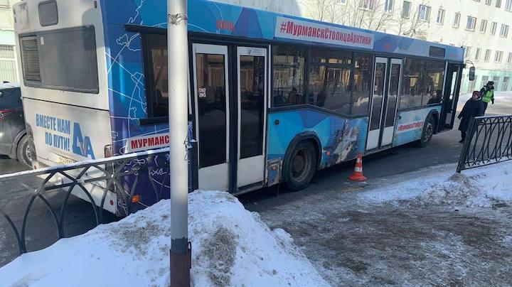 В Мурманске водитель автобуса сбил маленькую девочку